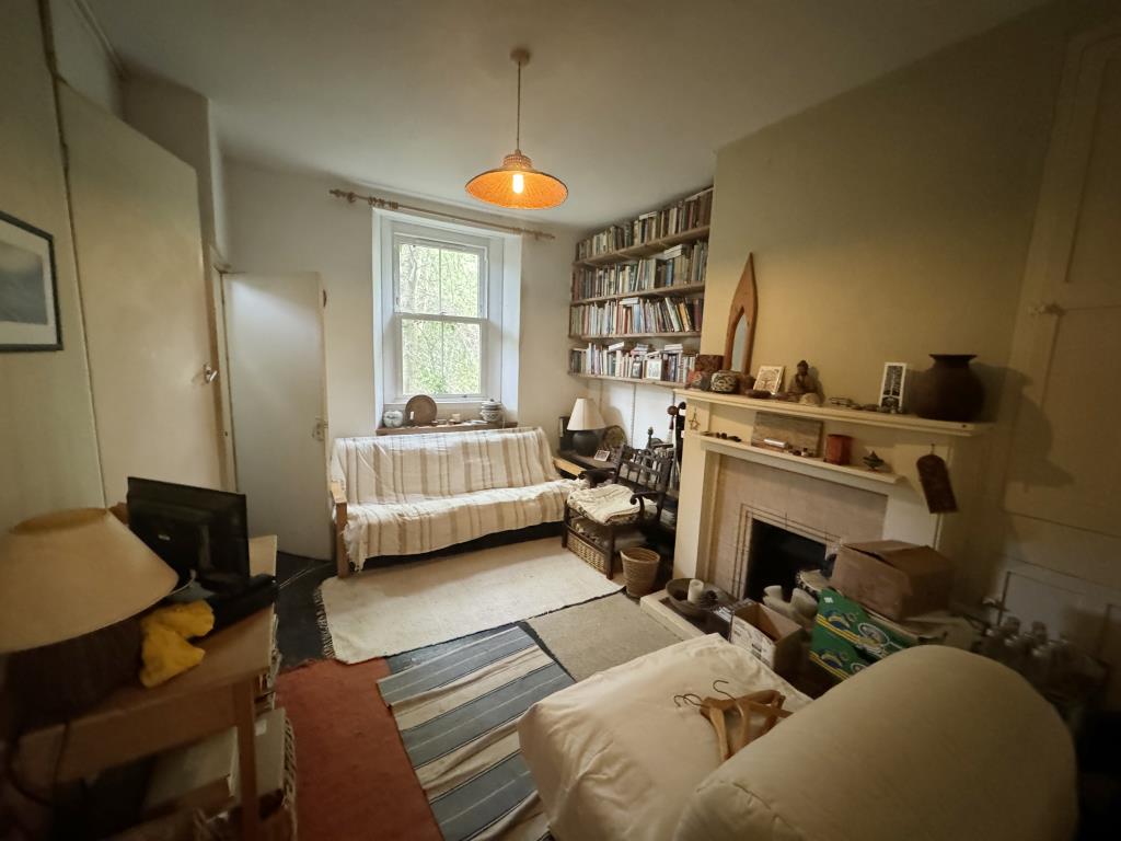 Lot: 137 - RESIDENTIAL FREEHOLD INVESTMENT AND FREEHOLD COMMUNAL LAND - view of the living room